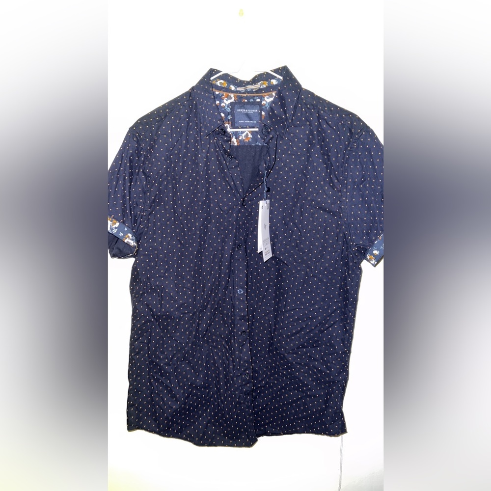 Men’s size SMALL short sleeve button down shirt with floral design